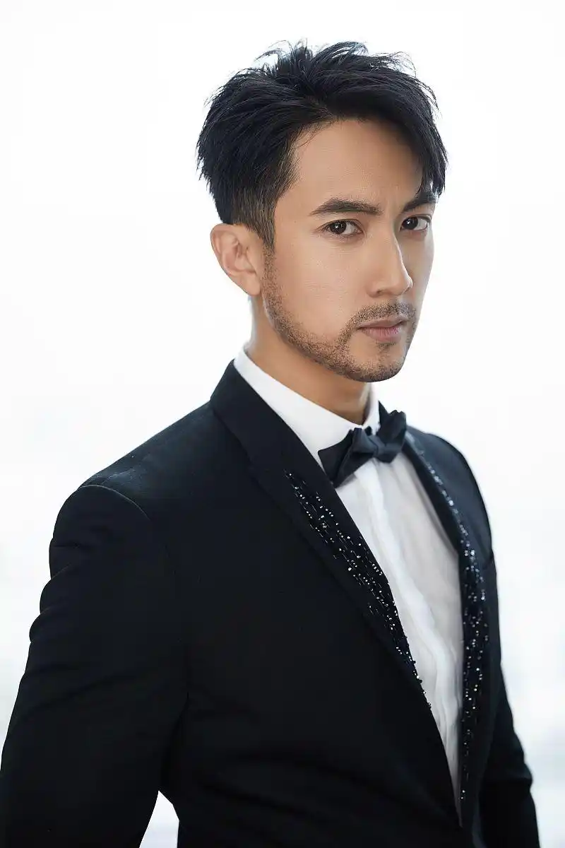 经典简约的黑白西装极具型男魅力,染回黑发后更显成熟男人味