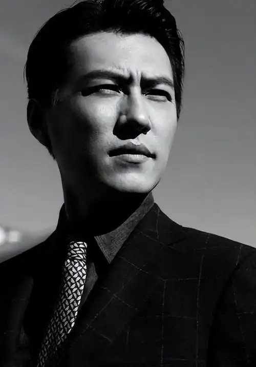 靳东参加两会!他身份好厉害,穿蓝色西装帅气儒雅,领导范儿十足