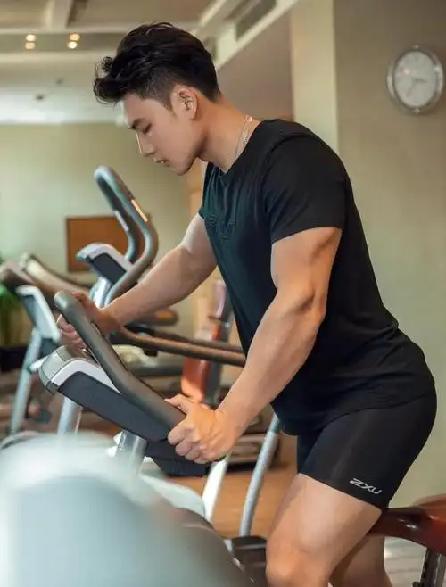 精致帅气的五官与结实的健硕身材,让认真健身运动的男生魅力爆棚