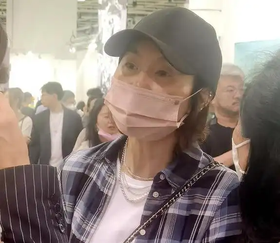 59岁张曼玉罕见露面全素颜被路人抓拍憔悴不堪瘦得撑不起衣服