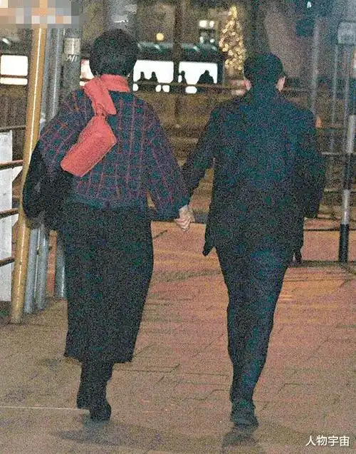 她气质非凡演唱俱佳晚年爆红与同性富贵女友同居17载感情如初