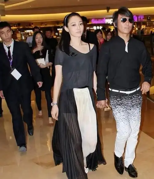 为此家庭矛盾逐渐增多.面对有着更多话语权的白百何,陈羽凡哪能甘心.