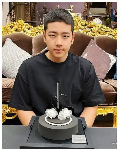 17岁郭涛儿子近照曝光,留寸头身材健硕,稳重气质引人瞩目.