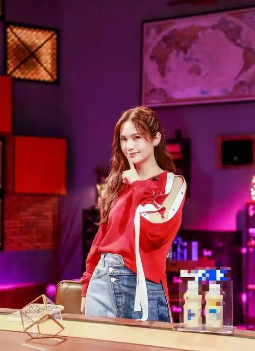 可爱教主实至名归,36岁冻龄女神,杨丞琳的穿搭,充满少女感_牛仔裤