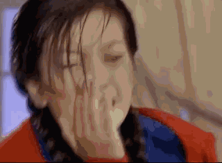 在剧中饰演赵薇的父亲,儿子8岁就被关晓彤签约还和自己同台飙戏