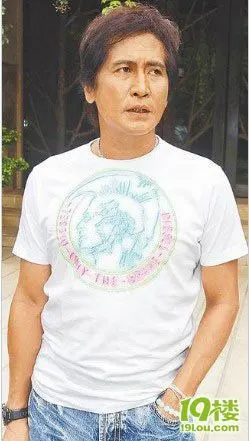 【外貌协会】齐秦烧伤照首度曝光 紧裹纱布脸部仍有伤疤