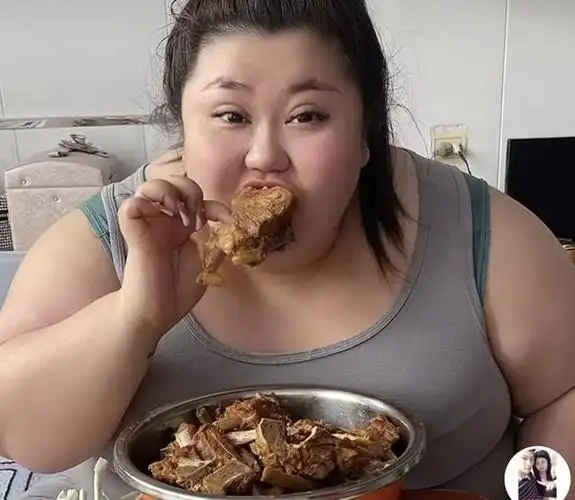 女吃播体重超300斤被丈夫嫌弃像猪头肉网友醒醒吧