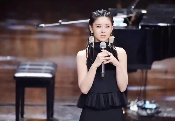 当之无愧的跨界歌王李小萌更是造型百变的舞台女王