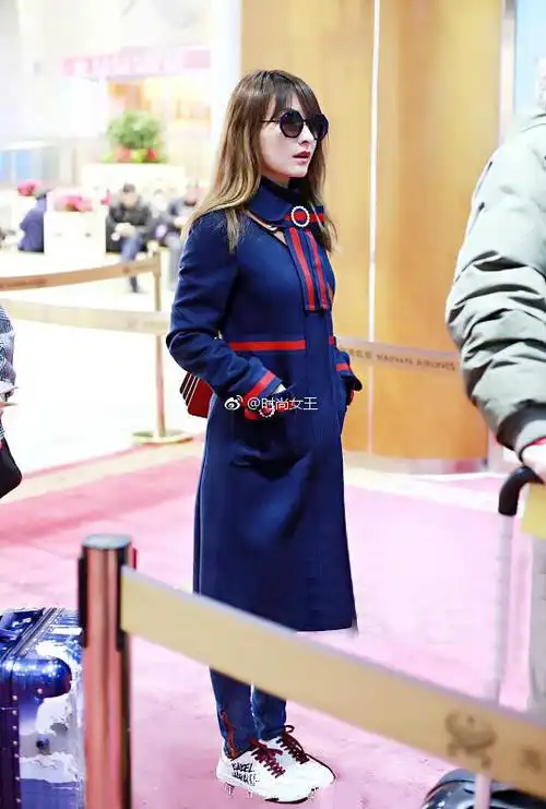女神爱时尚#吴昕 一身红蓝混搭风,时尚度up up不止一点点~~~裹得蜒舷
