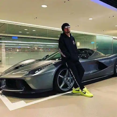 周杰伦晒豪车与罗志祥同框,网友:这是什么神仙组合?