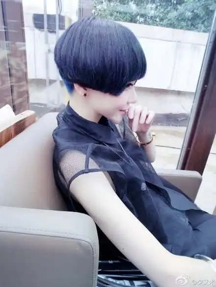 如果脸小的话你可以参考这个人的发型 她的微博是@夕又米 高晓松的