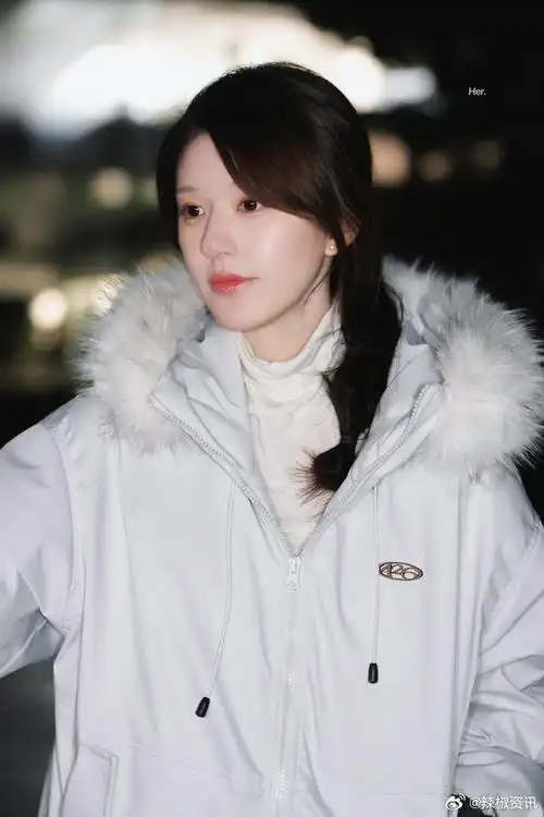 赵露思侧边低马尾##赵露思毛领羽绒服