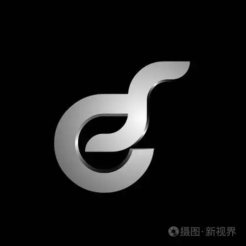 初始徽标字母 c 或 e 和 s 徽标设计在黑色背景的银色颜色
