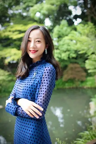 韩雪受邀参加顶级珠宝展 蓝色礼服高贵优雅