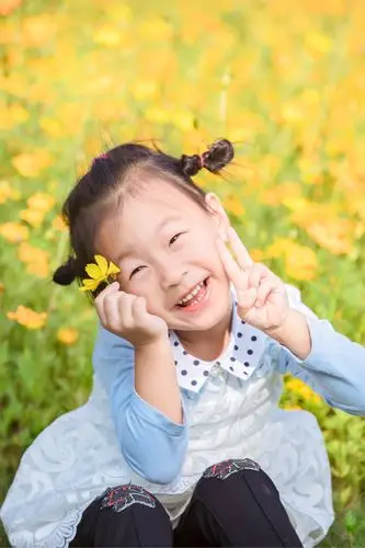 可爱的小姑娘,我能给你拍张照片吗?