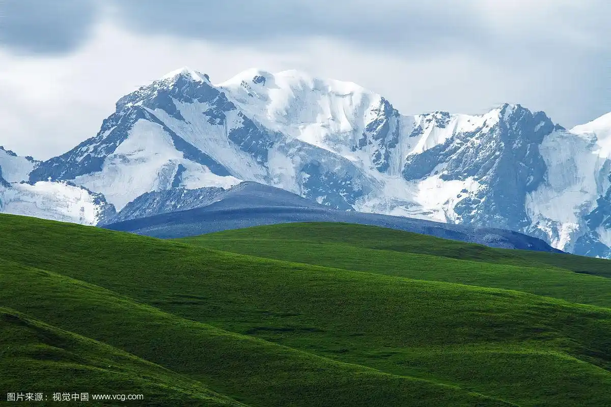 草地雪山