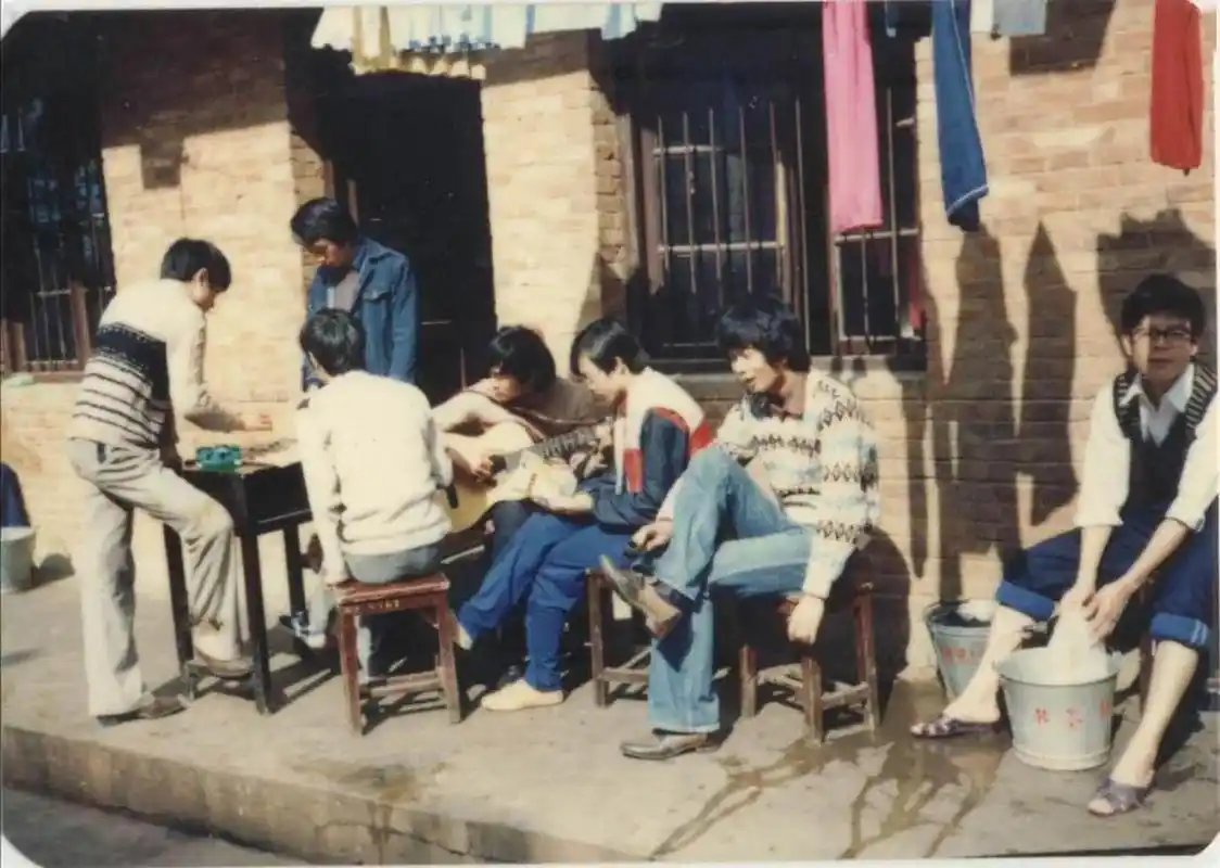 90年代,天津师范专科学校门口,一位女学生留下自己的身影,画面中的她