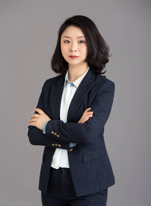 黑光学院化妆美容本科,龙龙摄影服务公司化妆总监,年度最佳化妆讲师