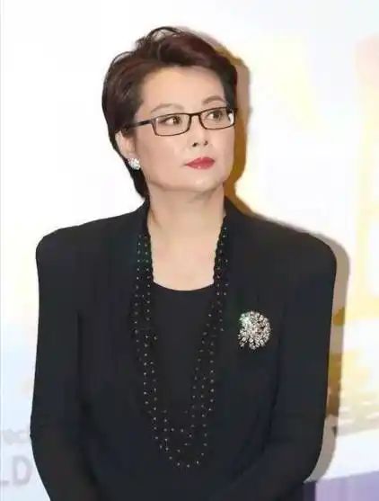 47岁袁立近照胖到认不出!