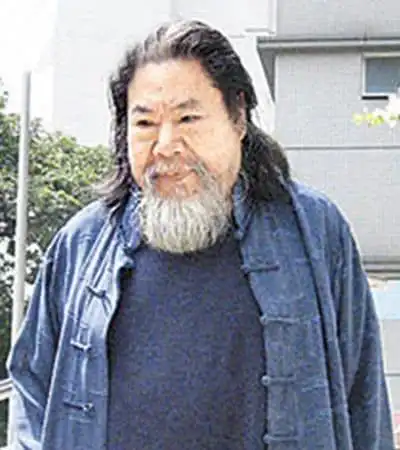 樊少皇哄父做治疗成功站起来樊梅生坐轮椅8年