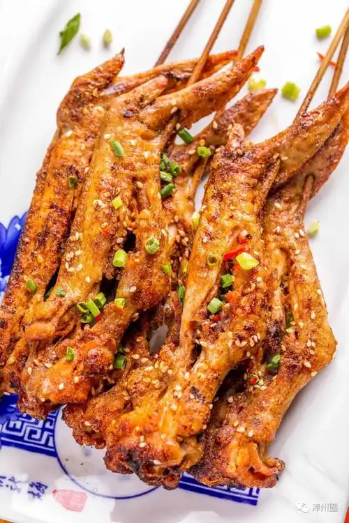 鸡翅饱满,烤得略带金黄,喷香鲜美.