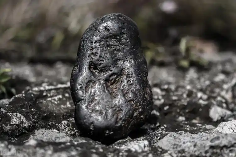 蜂窝状气孔陨石有磁性吗?为什么?