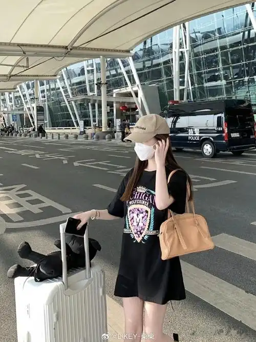 学明星用行李箱拍出氛围感#看多了各种明星机场高铁街拍大片,有没有