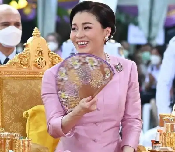 苏提达近照生图面容浮肿折扇在手造型翻车颜值下滑难掩憔悴