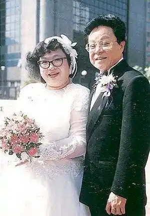 沈殿霞被丈夫抛弃患病去世, 可怜女儿一人成长, 今成了这般模样!