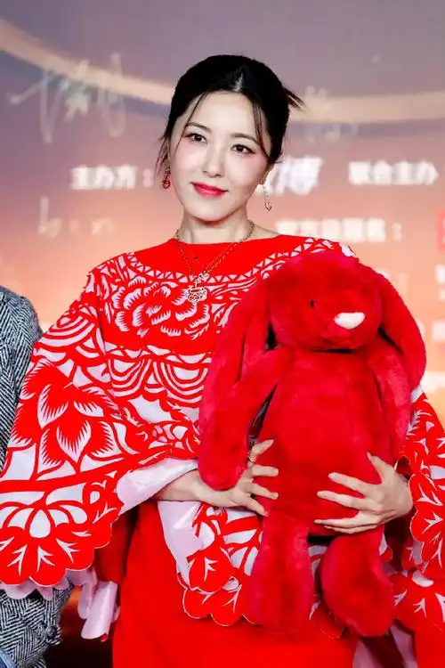 没想到曾黎和林保怡同框走红毯了.