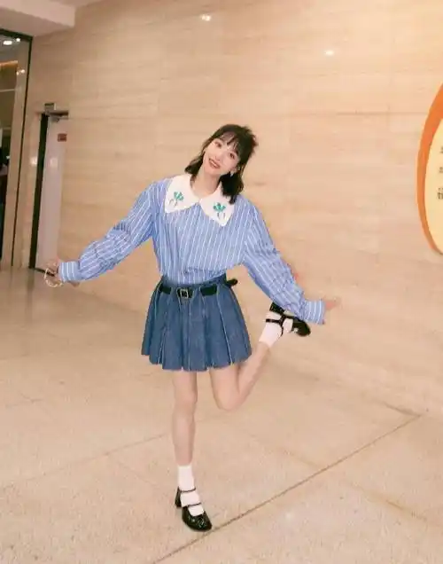 宋茜太温柔了,穿牛仔裙 白袜皮鞋半球形头,36岁了依然少女感十足_时尚