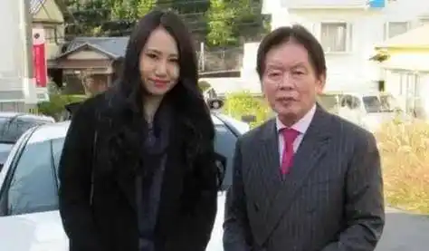 2017年12月,通过朋友的介绍,须藤早贵在东京酒吧中认识了野崎幸助,野