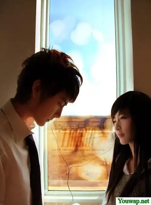 男女擦肩而过的图片,然后那男的被女的吸引到回过头看那个女的.图片