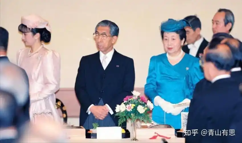 而说起百合子妃,她还是是明仁美智子的小婶婶,现任天皇德仁也要尊称她