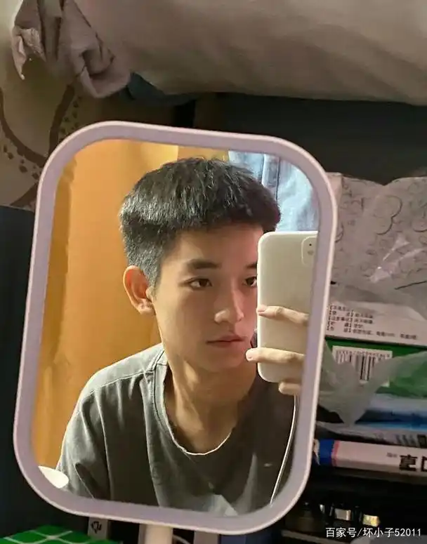 20岁身高185cm就读于西南民族大学的宝藏男孩,他的眼里有光!