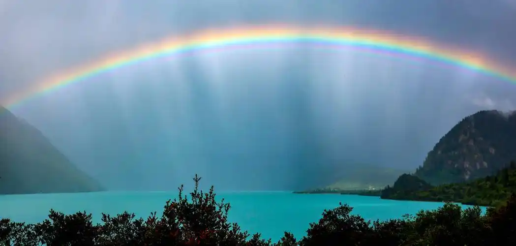 西藏巴松湖上的彩虹_新华社_工布江达县_拉萨