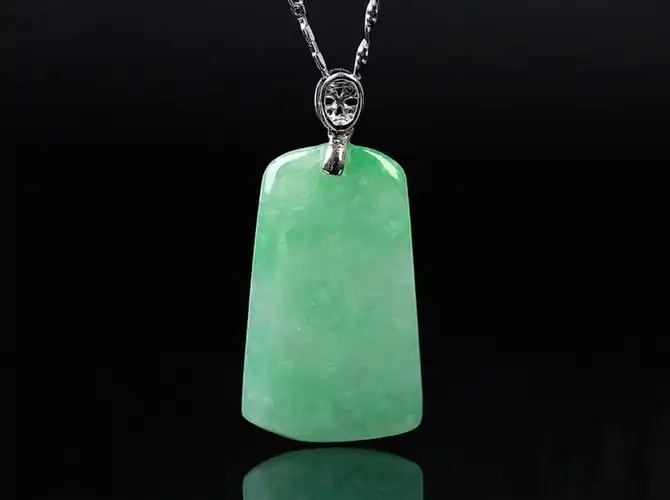 深受欢迎的翡翠无事牌到底有怎么样的魅力