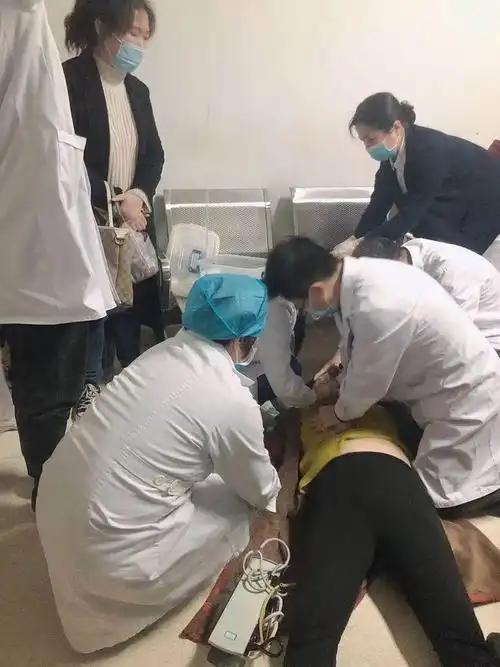 突发淮安一女子心跳骤停市一院医护一路跪姿抢救化险为夷