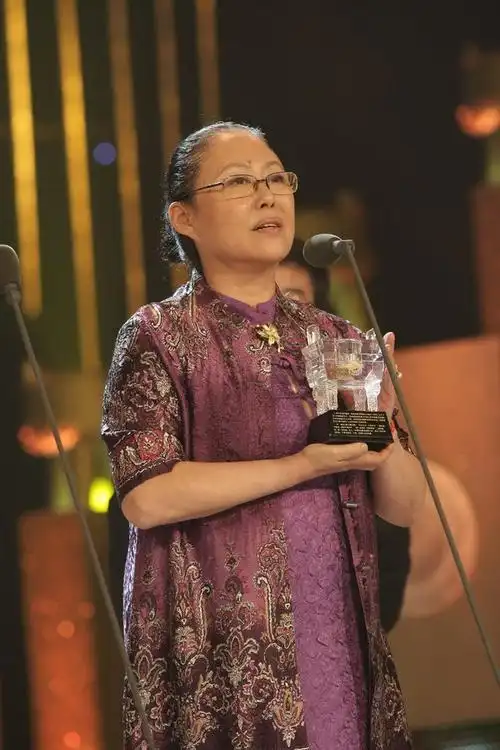 斯琴高娃不愧老艺术家穿波点外套配奶奶衫老得端庄大气