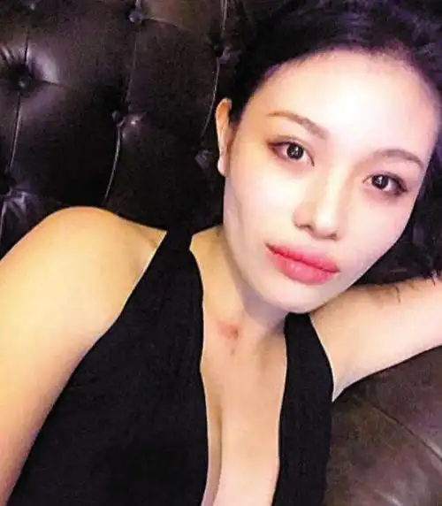 葛荟婕,17岁的少女,曾是一位备受瞩目的模特,身高高达1米77,拥有令人