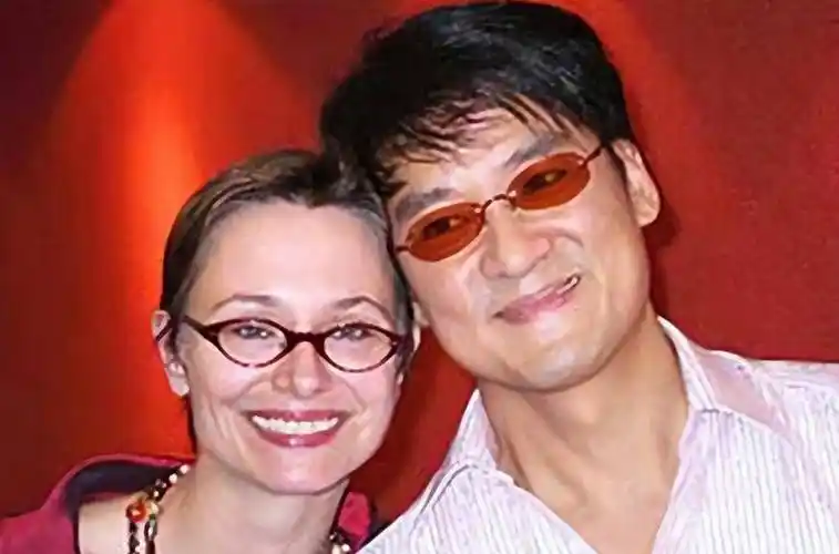 康粹兰很欣赏周华健的音乐才华,经常跑到对方驻唱的酒吧捧场,并说话