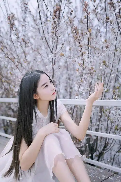 清纯长发单眼皮美女户外俏皮唯美写真