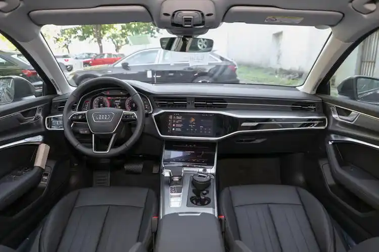 来到这款车的内饰,奥迪a6的内饰布局给人感觉就是大气上档次.