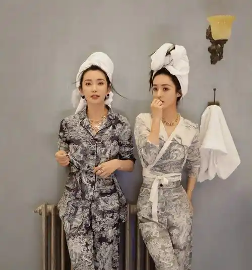 赵丽颖李冰冰手牵手拍摄封面,颖宝输了腿长胜在肤色,身材太过少女感