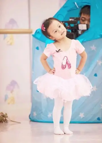 贾乃亮晒小甜馨呆萌美图 跳芭蕾优雅惹人爱(6)