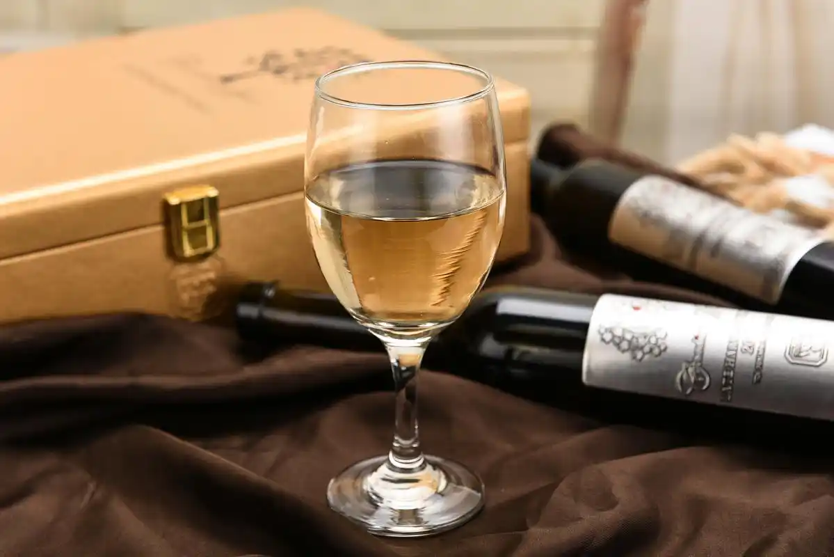 其实并无建议大家喝的就是酒水,但是生活当中很多人有着不同程度的