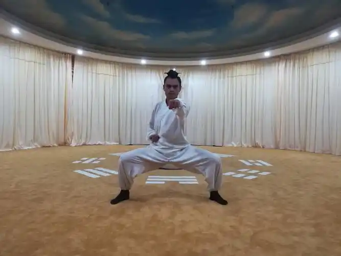 外八字马步怎么站:如何练好扎马步(初学者)