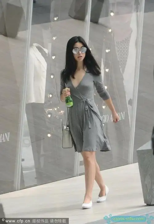 尤文老板娘朱珠无内衣逛街 深v难遮两险峰(组图)