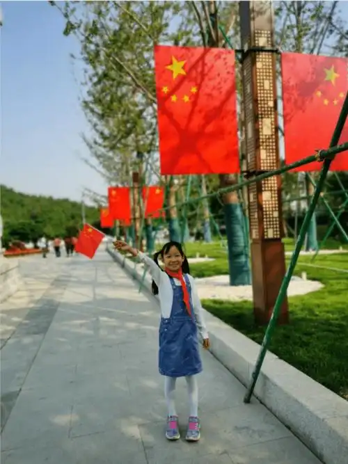 庆国庆中国红我和国旗合影