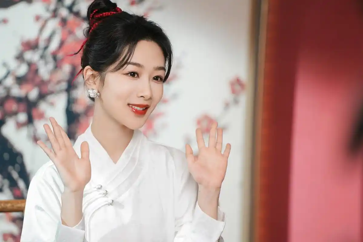 杨紫超话游盛景,赏烟火,岁末年初,送上杨紫 工作花絮 一起准备上岛